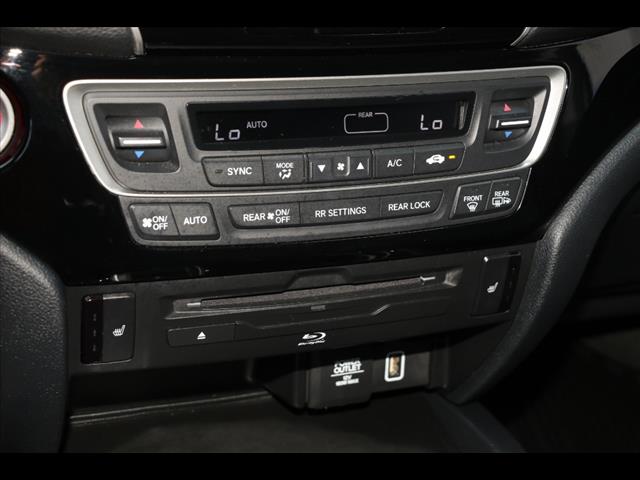 2021 Honda Pilot Touring w/Rear Captain