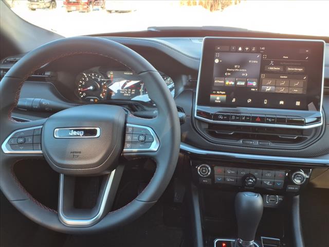https://cdn.getauto.com/photos/8/164248/10c/3C4NJDDN0RT147046-10c.jpg