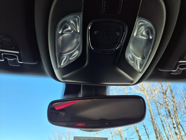 https://cdn.getauto.com/photos/8/164248/11c/3C4NJDDN0RT147046-11c.jpg