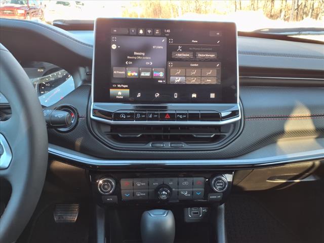 https://cdn.getauto.com/photos/8/164248/12c/3C4NJDDN0RT147046-12c.jpg