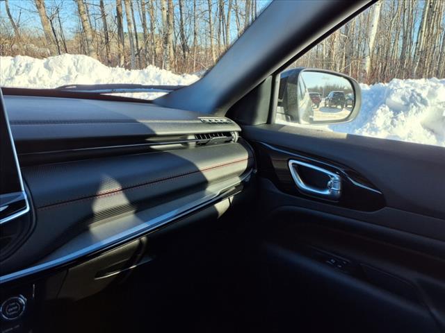 https://cdn.getauto.com/photos/8/164248/14c/3C4NJDDN0RT147046-14c.jpg