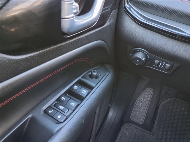 https://cdn.getauto.com/photos/8/164248/15c/3C4NJDDN0RT147046-15c.jpg