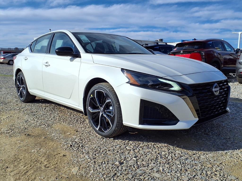 2025 Nissan Altima SR's photo