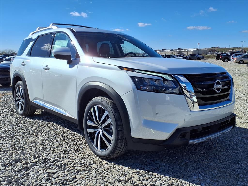2025 Nissan Pathfinder Platinum's photo