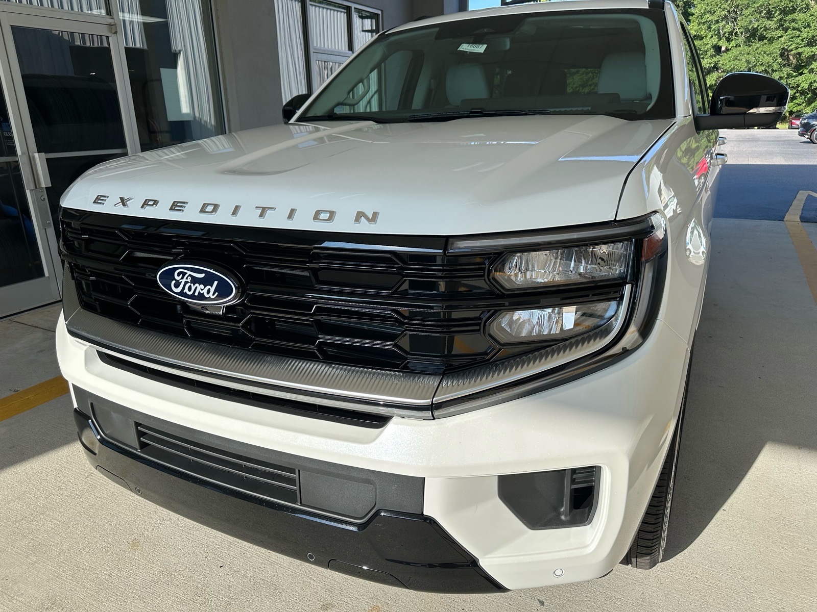 Star White Metallic Tri-Coat (az) 2027 Ford Expedition SUV / Crossover Four-Wheel Drive Automatic