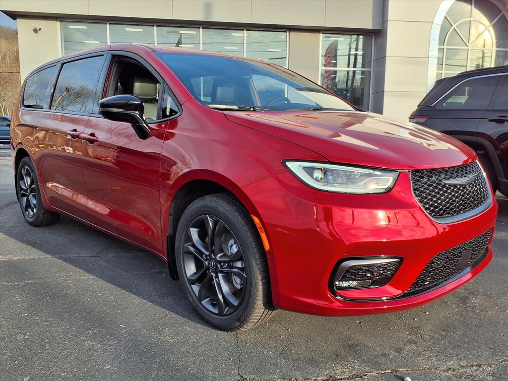 2026 Chrysler Pacifica Select's photo