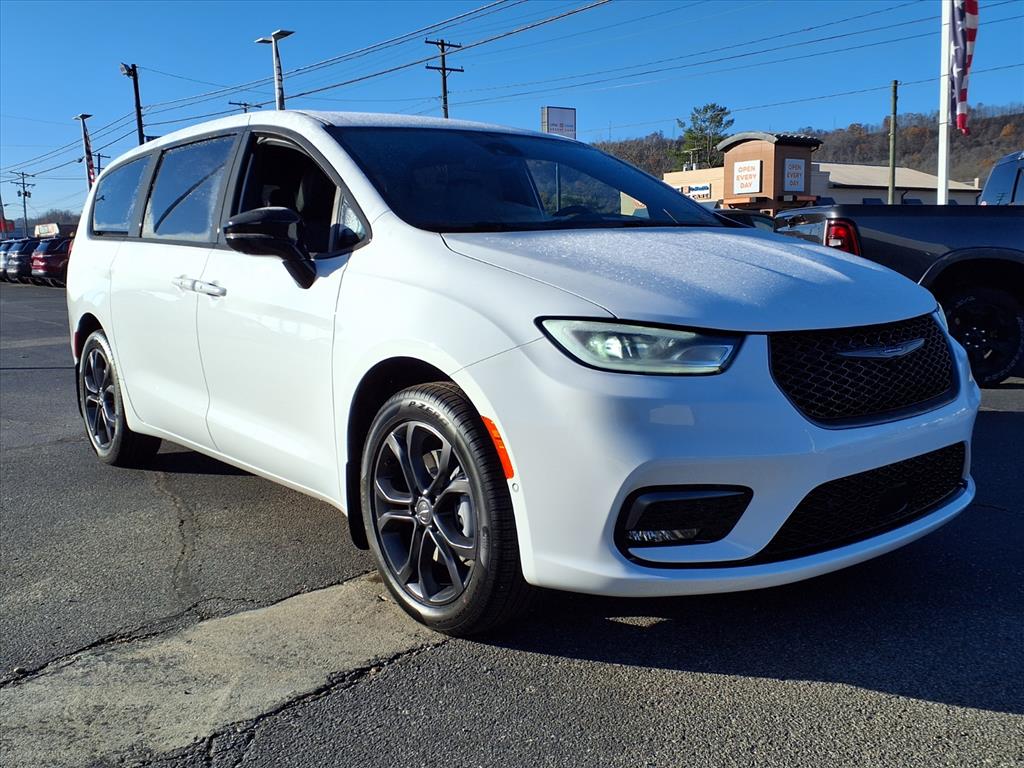 2026 Chrysler Pacifica Select's photo