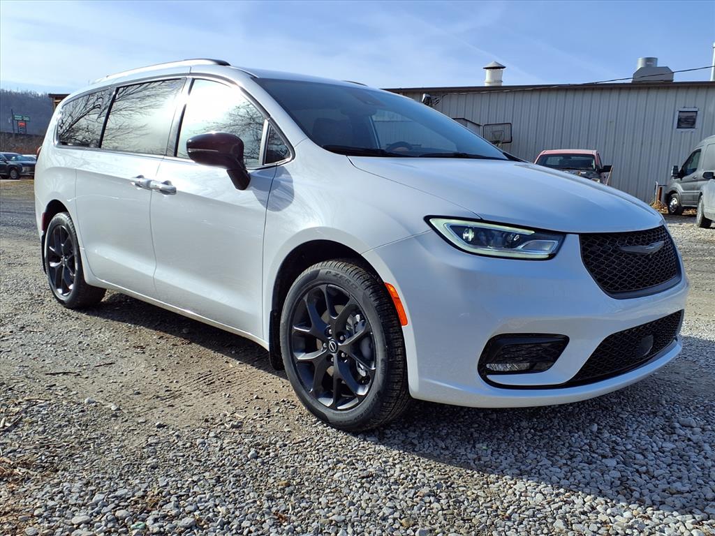 2026 Chrysler Pacifica Select's photo