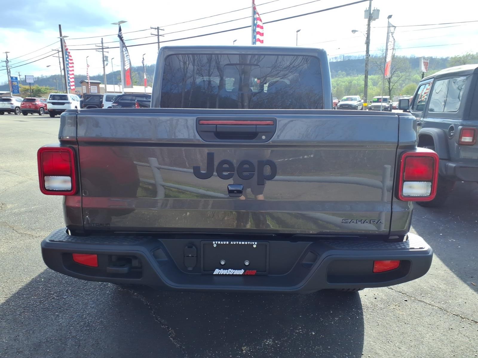 New 2026 Granite Crystal Metallic Clearcoat Jeep Sahara image 3