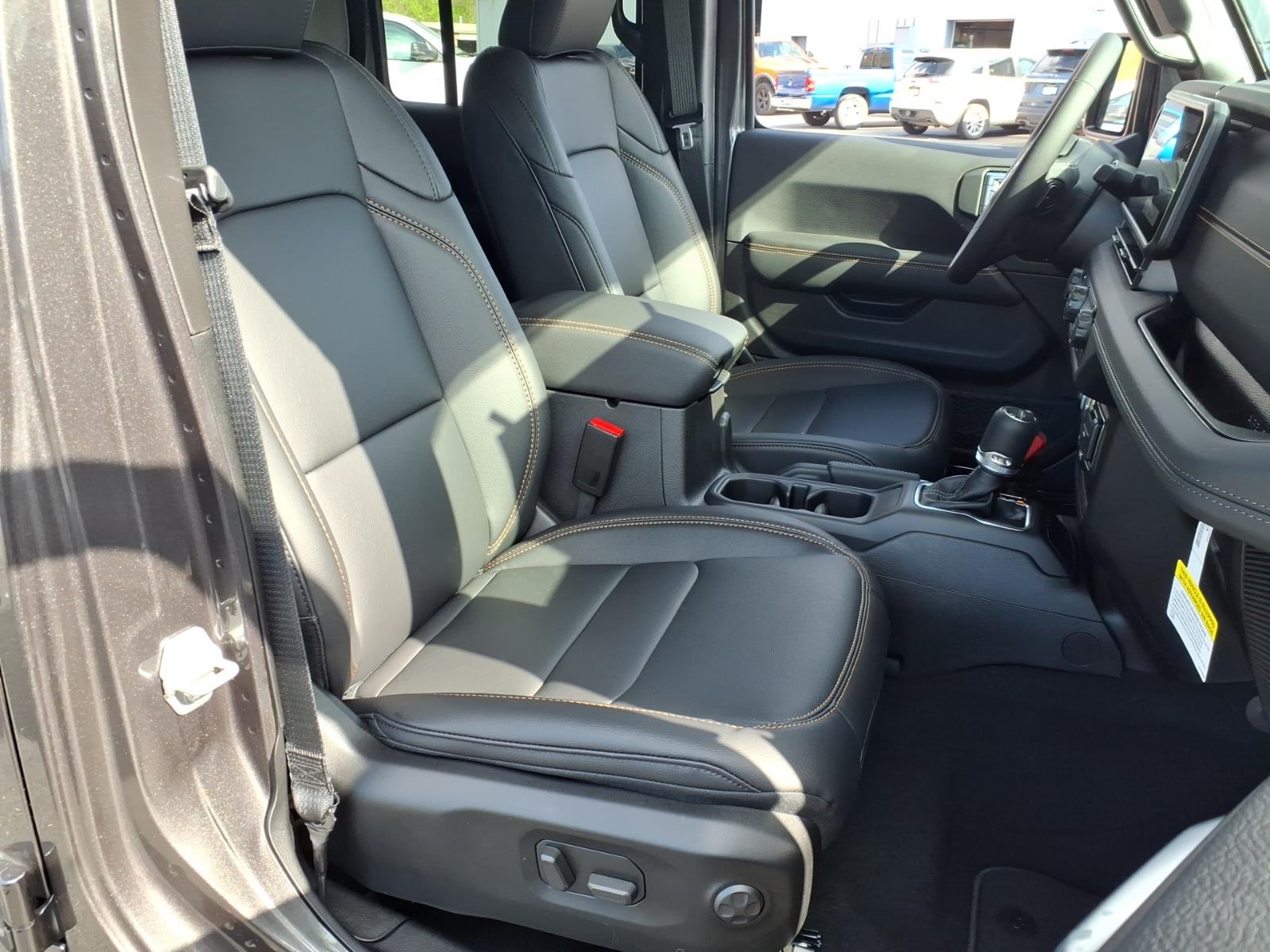New 2026 Granite Crystal Metallic Clearcoat Jeep Sahara image 4