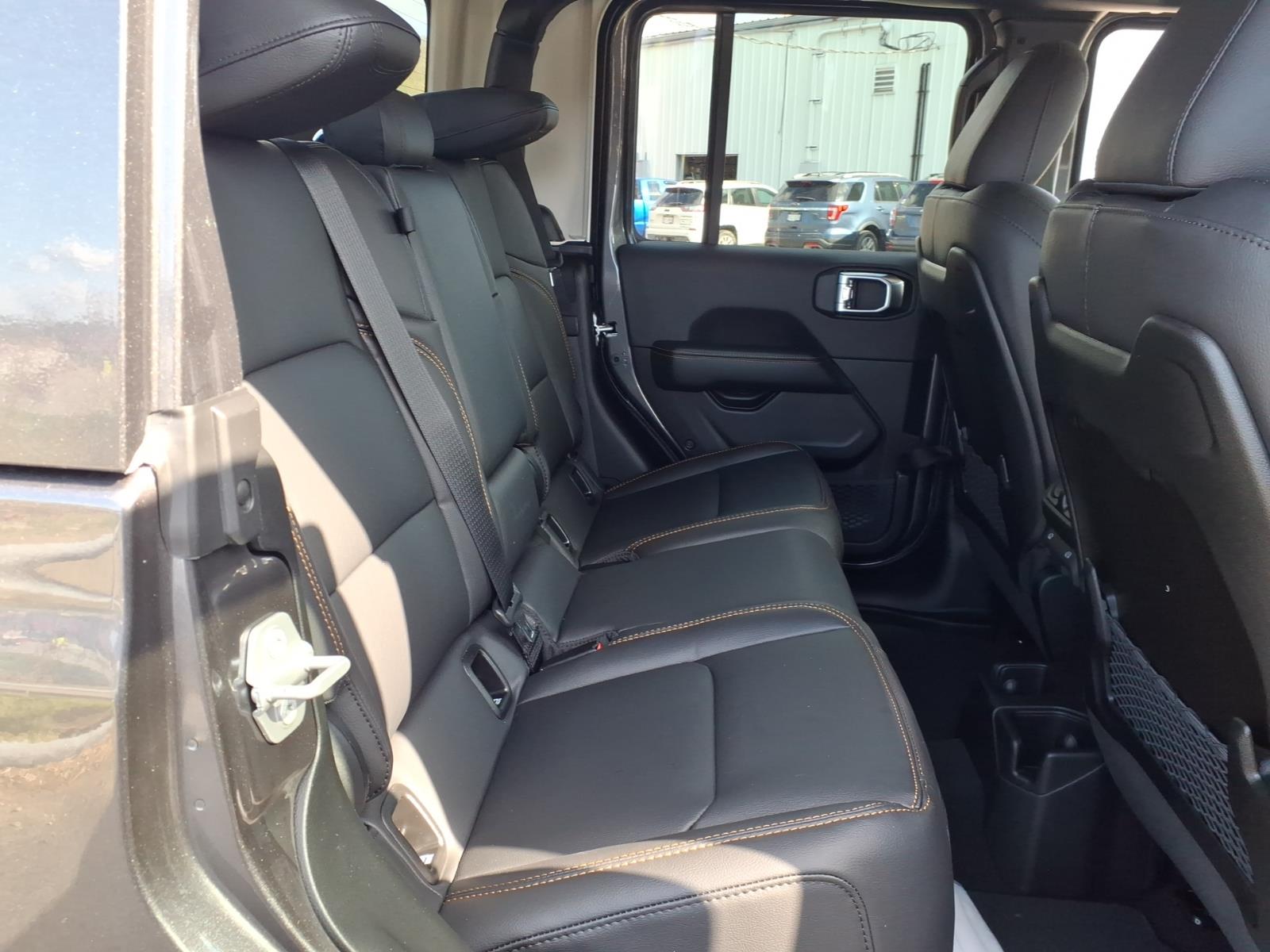 New 2026 Granite Crystal Metallic Clearcoat Jeep Sahara image 5
