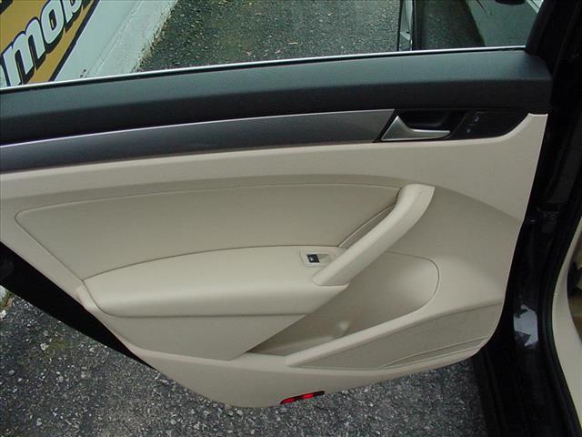 2015 Volkswagen Passat Limited 1.8 Turbo:10398