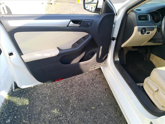 2015 Volkswagen Jetta SE w/ Nav AUTOMATIC:10516