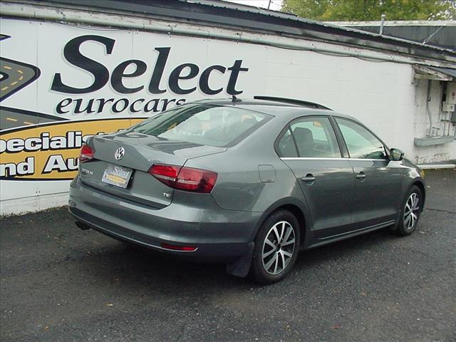 2017 Volkswagen Jetta SE photo 2