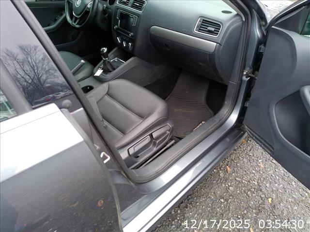 2017 Volkswagen Jetta SE Manual:10432