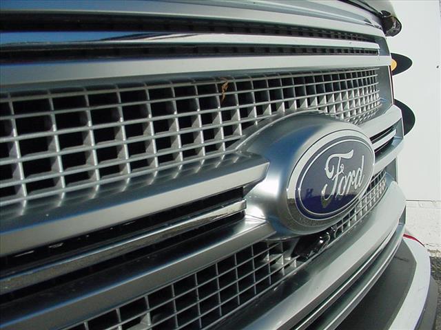 2015 Ford F-150 Platinum photo 3