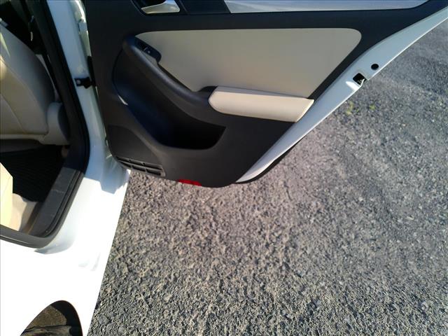 2015 Volkswagen Jetta SE w/ Nav AUTOMATIC:10516