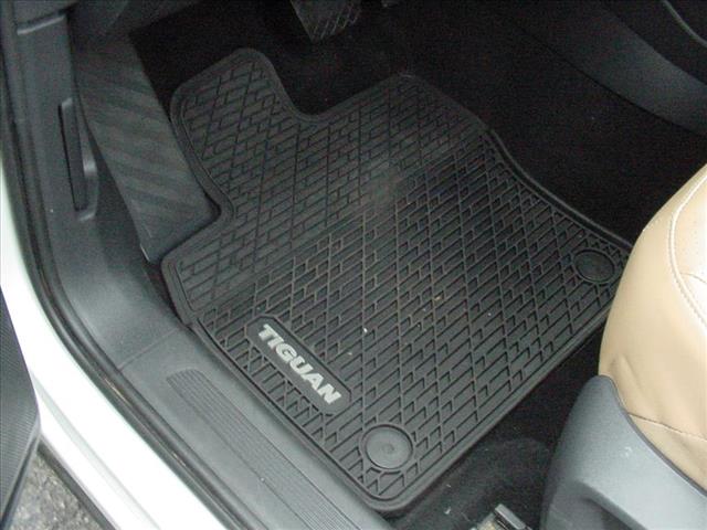 2022 Volkswagen Tiguan SE ONE OWNER All Wheel Drive:10388