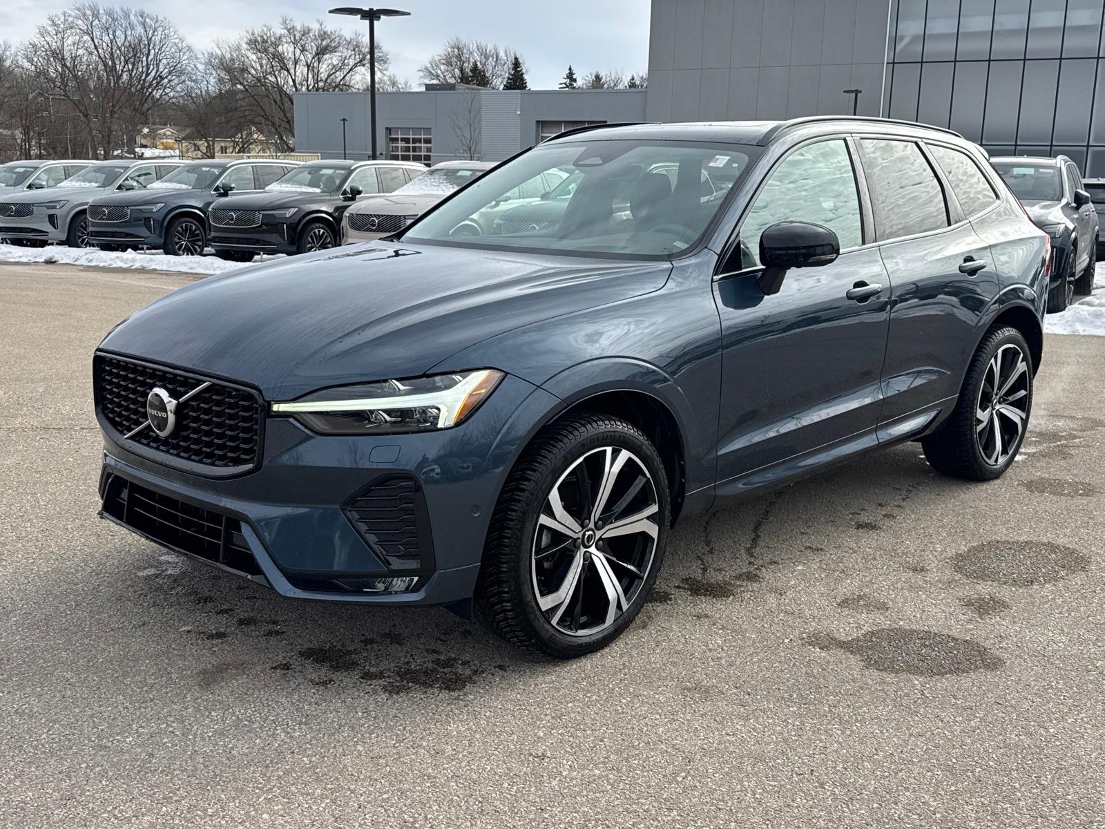 2023 Volvo XC60 B5 Ultimate Dark Theme