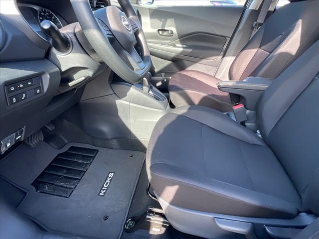 2025 Nissan Kicks Play CVT
