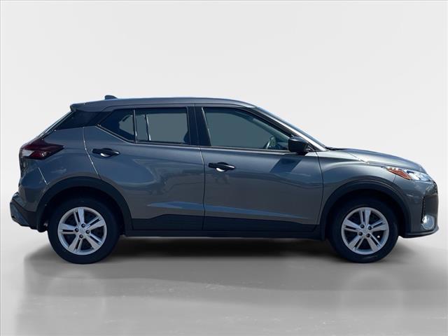 2025 Nissan Kicks Play CVT