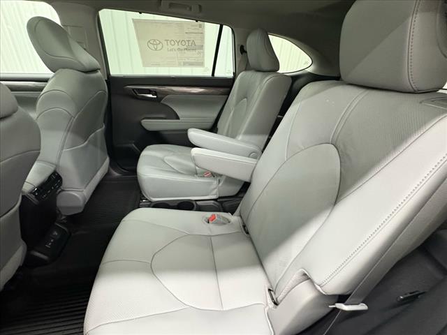 2025 Toyota Highlander Hybrid Platinum