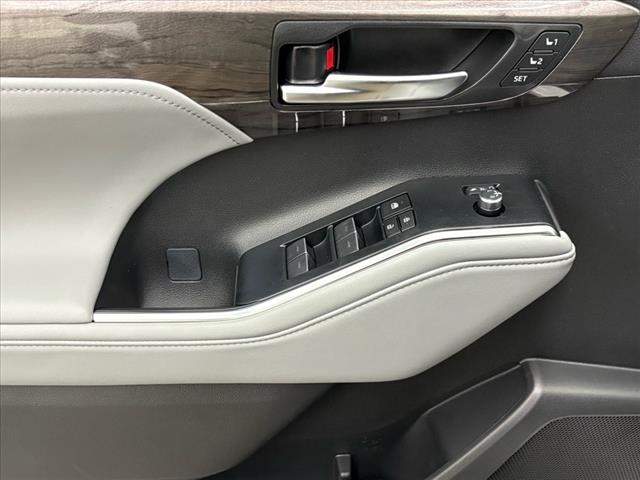 2025 Toyota Highlander Hybrid Platinum