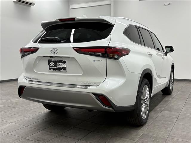 2025 Toyota Highlander Hybrid Platinum