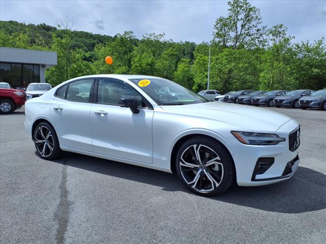 2024 Volvo S60 B5 Plus Dark Theme