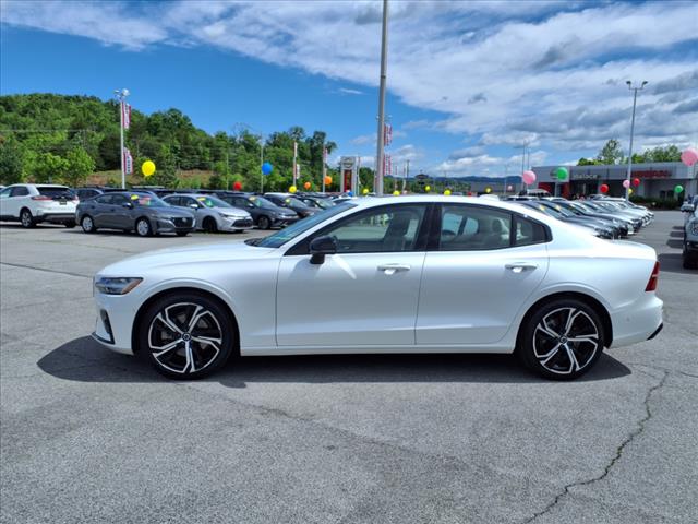 2024 Volvo S60 B5 Plus Dark Theme