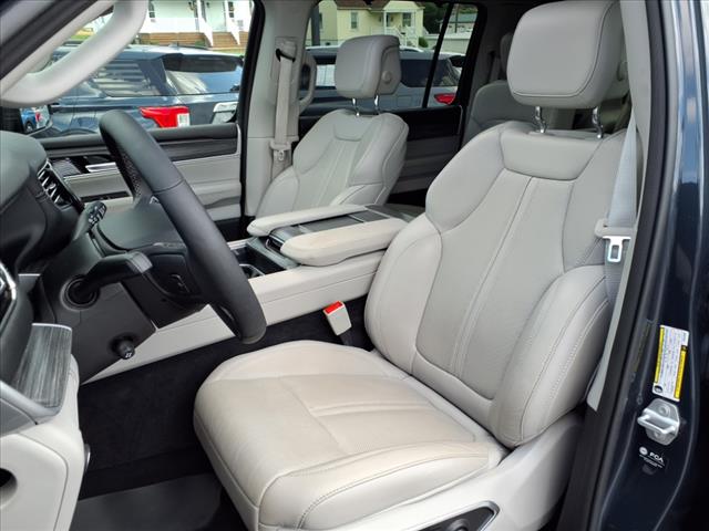 2023 Jeep Wagoneer L Series III - Photo 19