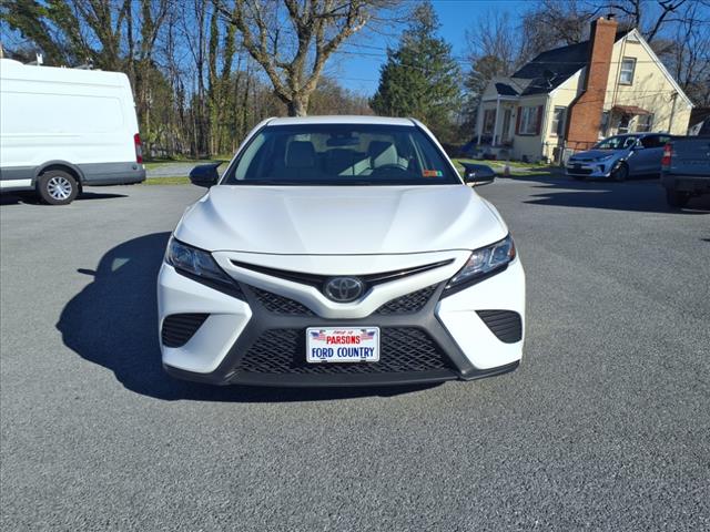 2018 Toyota Camry SE - Photo 2