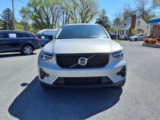 2023 Volvo XC40 B5 Plus Dark Theme - Photo 2