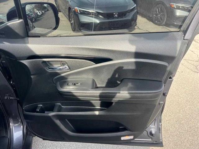 2022 Honda Pilot Touring w/Rear Captain's Chairs