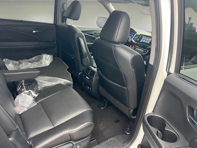 2022 Honda Pilot Touring w/Rear Captain's Chairs