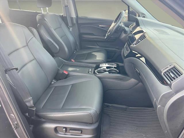 2022 Honda Pilot Touring w/Rear Captain's Chairs