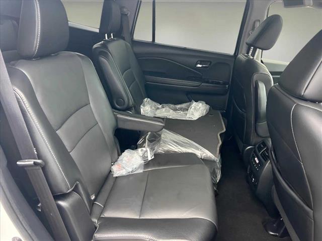 2022 Honda Pilot Touring w/Rear Captain's Chairs
