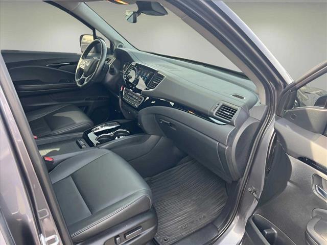 2022 Honda Pilot Touring w/Rear Captain's Chairs