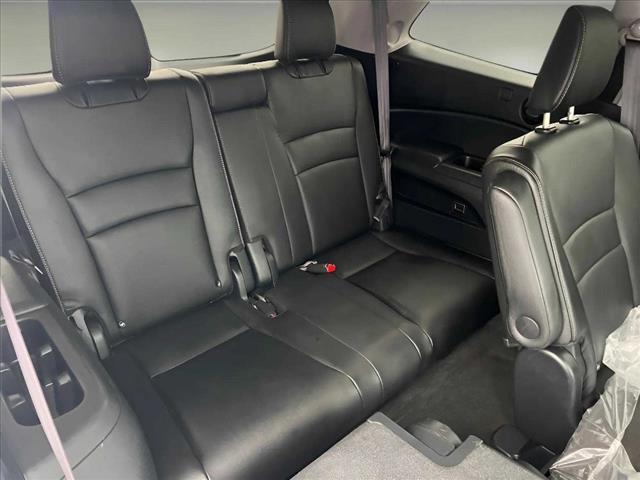 2022 Honda Pilot Touring w/Rear Captain's Chairs