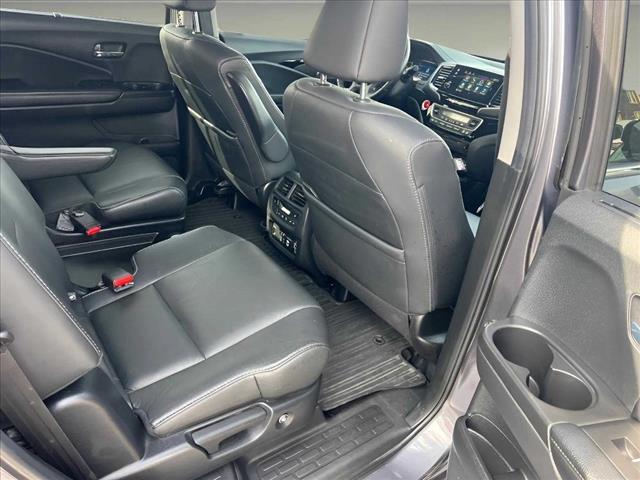 2022 Honda Pilot Touring w/Rear Captain's Chairs