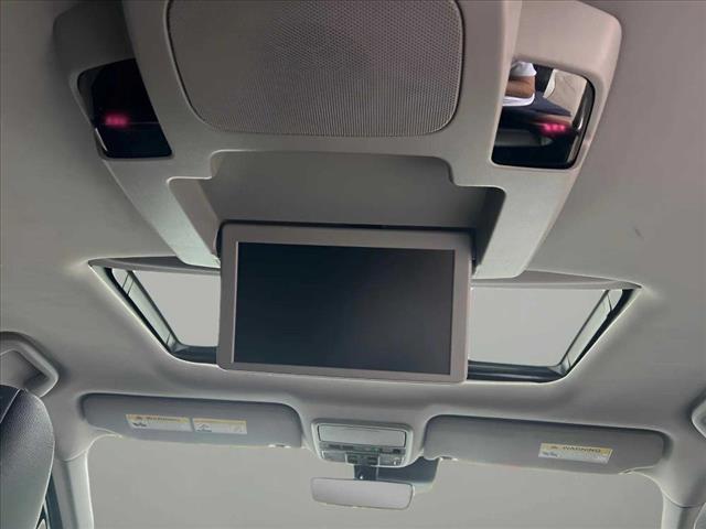 2022 Honda Pilot Touring w/Rear Captain's Chairs