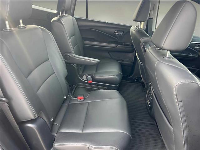 2022 Honda Pilot Touring w/Rear Captain's Chairs