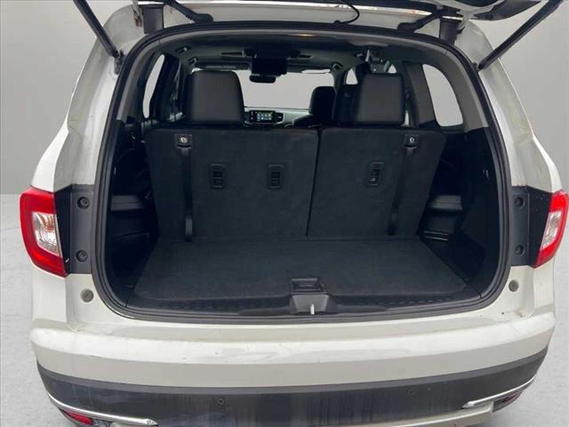2022 Honda Pilot Touring w/Rear Captain's Chairs