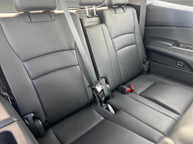 2022 Honda Pilot Touring w/Rear Captain's Chairs