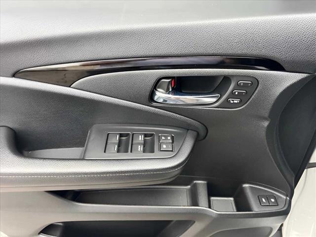 2022 Honda Pilot Touring w/Rear Captain's Chairs