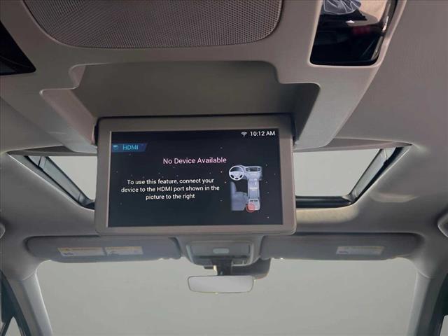 2022 Honda Pilot Touring w/Rear Captain's Chairs