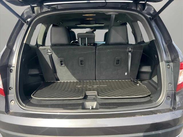2022 Honda Pilot Touring w/Rear Captain's Chairs