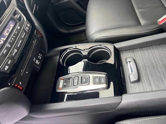 2022 Honda Pilot Touring w/Rear Captain's Chairs