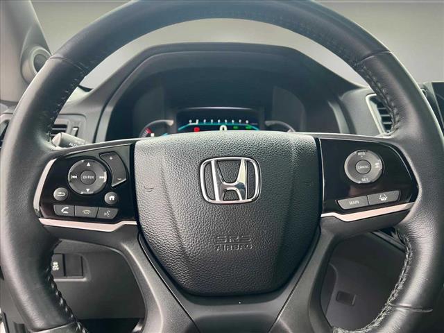 2022 Honda Pilot Touring w/Rear Captain's Chairs