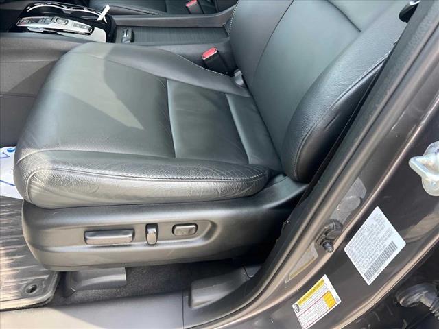 2022 Honda Pilot Touring w/Rear Captain's Chairs